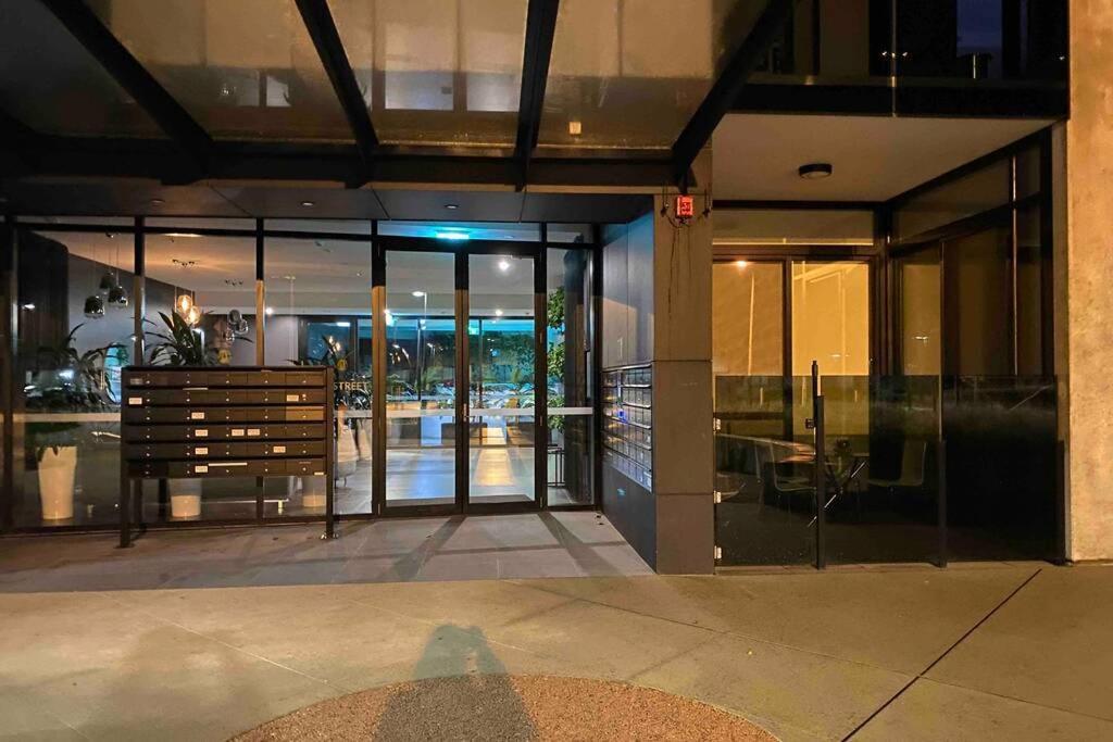 Luxe 2Br Executive Apartment Kingston Pool Parking Wifi Bbq Wine Exteriér fotografie